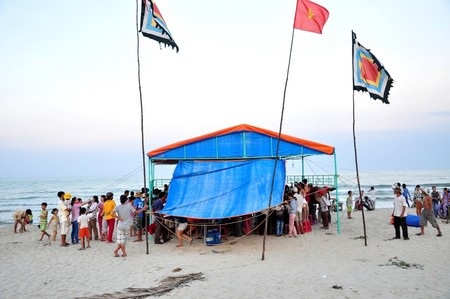 Người dân dựng trại để che nắng cho cá voi