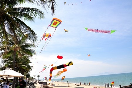 Những cánh diều vì Hoàng Sa, Trường Sa thân yêu trên biển Cửa Đại - 14 Những cánh diều no gió ở biển Cửa Đại