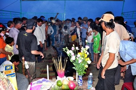 Ngư dân lập bàn thờ để chuẩn bị “táng” khi cá voi chết