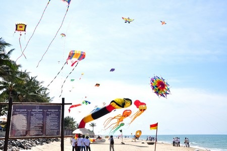 Những cánh diều vì Hoàng Sa, Trường Sa thân yêu trên biển Cửa Đại - 4 Những chú diều khủng bay rợp trời biển Cửa Đại