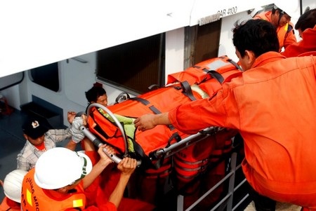 Một ngư dân bị thương khi đang đánh bắt trên biển - 1 Trung tâm phối hợp tìm kiếm cứu nạn hàng hải khu vực 2 đưa một ngư dân bị nạn vào bờ