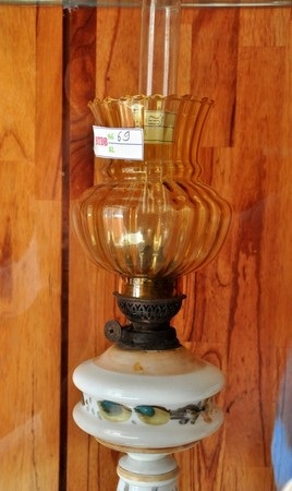 Đèn có đế bằng đá