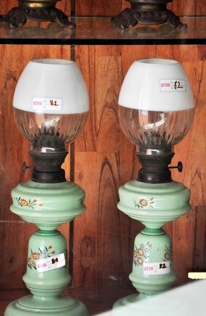 Đèn có đế bằng đá