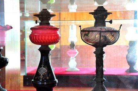 Đèn có đế bằng đá