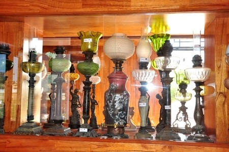 Bộ sưu tập đèn cổ của anh Đức