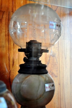 Đèn có đế bằng đá