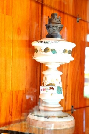 Rất nhiều đèn có đế bằng gốm sứ