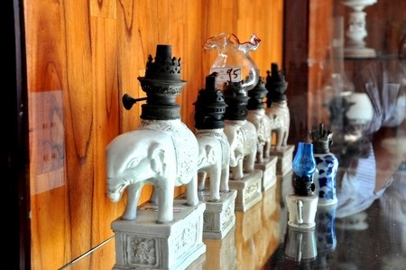 Đèn có đế hình con voi