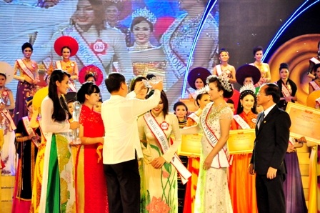 Trao vương miệng cho tân Hoa hậu các Dân tộc Việt Nam 2013 - thí sinh Nguyễn Thị Ngọc Anh