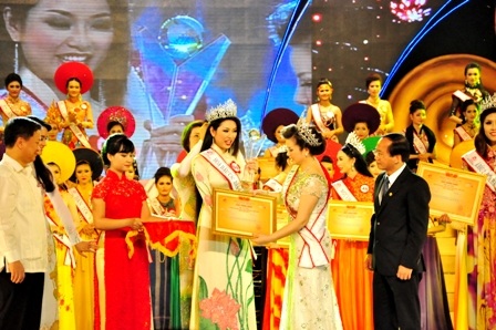 Trao vương miệng cho tân Hoa hậu các Dân tộc Việt Nam 2013 - thí sinh Nguyễn Thị Ngọc Anh