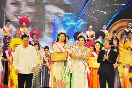 Trao vương miệng cho tân Hoa hậu các Dân tộc Việt Nam 2013 - thí sinh Nguyễn Thị Ngọc Anh