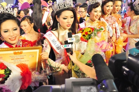 Tân Hoa hậu các Dân tộc Việt Nam 2013 trả lời phỏng vấn ngay sau khi đăng quang