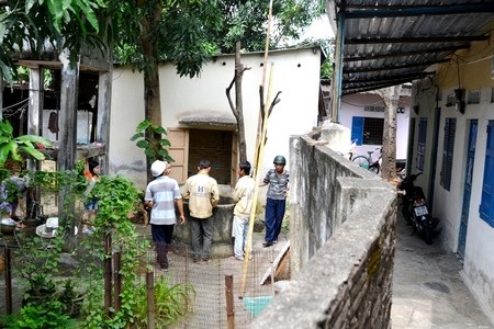 Cháu nhỏ "hút chết" vì thanh sắt rơi từ bệnh viện đang xây - 3 Khu vực này có nhiều phòng trọ. Trước đây công trình đã một lần làm sập nhà trọ của người dân.