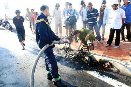 Lực lượng PCCC tiến hành dập lửa