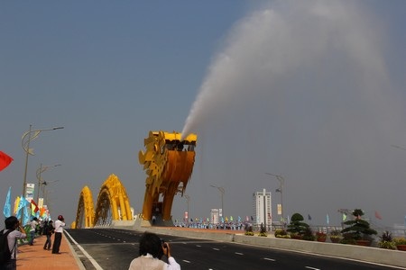 Mỗi tối thứ 7 và Chủ Nhật, rất đông người dân và du khách đến đây để xem Rồng phun lửa và nước