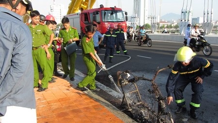 Xe đạp điện cháy rụi trên cầu Rồng
