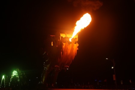 Mỗi tối thứ 7 và Chủ Nhật, rất đông người dân và du khách đến đây để xem Rồng phun lửa và nước