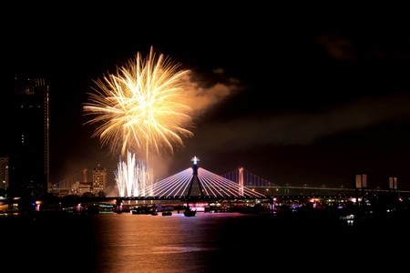 Ngắm những tuyệt tác “pháo nở hoa” trên bầu trời Đà Nẵng