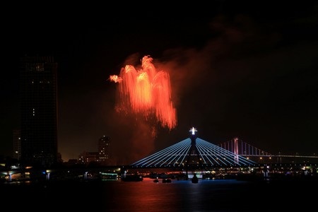 Ngắm những tuyệt tác “pháo nở hoa” trên bầu trời Đà Nẵng