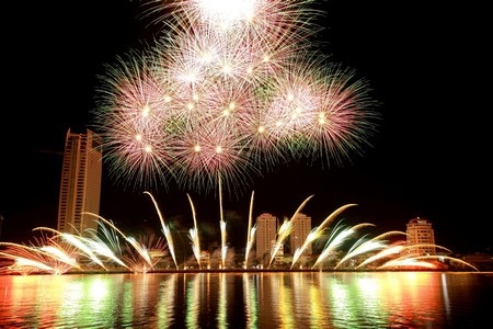 Ngắm những tuyệt tác “pháo nở hoa” trên bầu trời Đà Nẵng