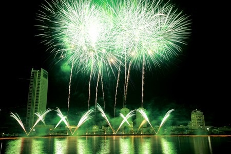 Ngắm những tuyệt tác “pháo nở hoa” trên bầu trời Đà Nẵng