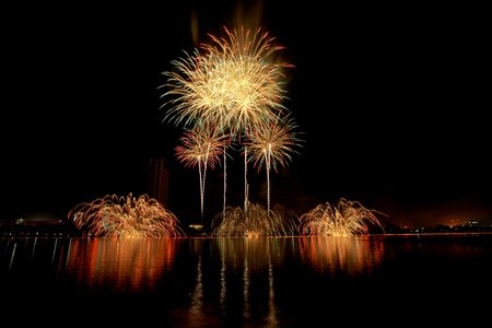 Ngắm những tuyệt tác “pháo nở hoa” trên bầu trời Đà Nẵng