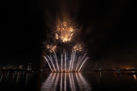 Ngắm những tuyệt tác “pháo nở hoa” trên bầu trời Đà Nẵng