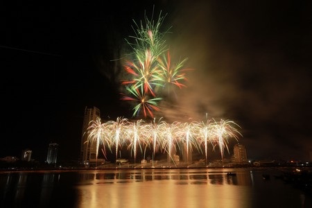 Ngắm những tuyệt tác “pháo nở hoa” trên bầu trời Đà Nẵng