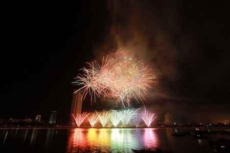 Ngắm những tuyệt tác “pháo nở hoa” trên bầu trời Đà Nẵng