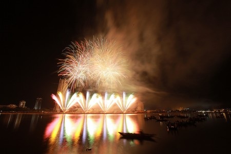 Ngắm những tuyệt tác “pháo nở hoa” trên bầu trời Đà Nẵng