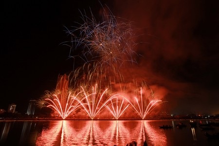 Ngắm những tuyệt tác “pháo nở hoa” trên bầu trời Đà Nẵng