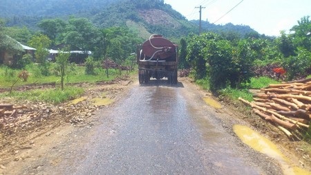 Công ty vàng Phước Sơn, Quảng Nam: Luôn quan tâm đến lợi ích cộng đồng - 3 Xe nhà thầu Quảng An đang tưới nước đoạn đường đi qua thôn 4