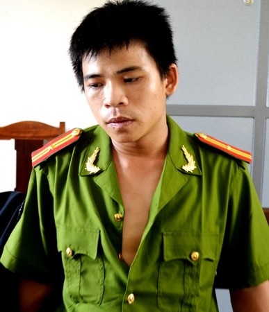 Bắt Thiếu tá Cảnh sát hình sự "rởm" - 1 Đối tượng Bùi Văn Tiến tại cơ quan Công an. Ảnh: N.P.