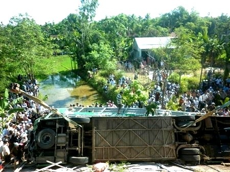 Hiện trường xe khách Mai Linh bị lật xuống ruộng. Ảnh Q.V.