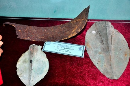 Lưỡi cày bằng đồng, sắt thuộc văn hóa Đông Sơn cách ngày nay 2.000 năm