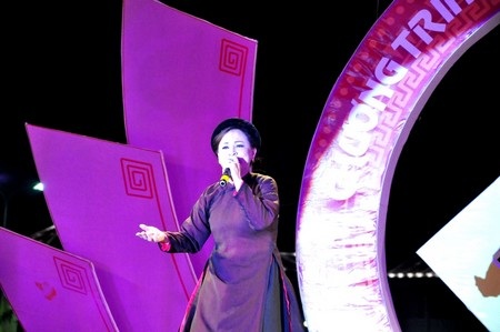 Hát xẩm Huế tình do nghệ sĩ đoàn Hà Nội trình bày