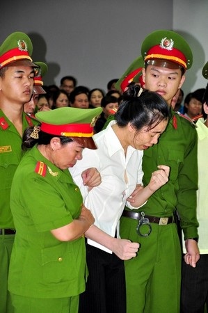 Nguyễn Bạch Dương bật khóc sau khi tòa tuyên án