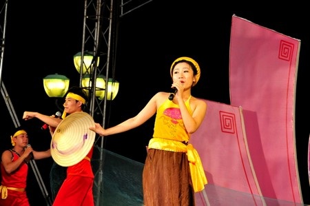 Tiết mục Hò sông Mã do đoàn Thanh Hóa trình bày