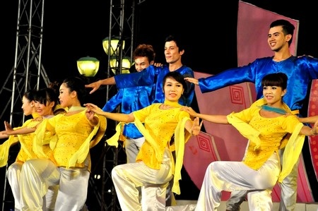 Tiết mục Tình yêu biển hát do nghệ sĩ đoàn Kiêng Giang trình bày