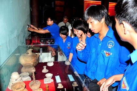 Các bạn trẻ tìm hiểu về các vật dụng được trưng bày