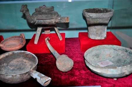 Một số đồ dùng bằng đồng thuộc văn hóa Đông Sơn