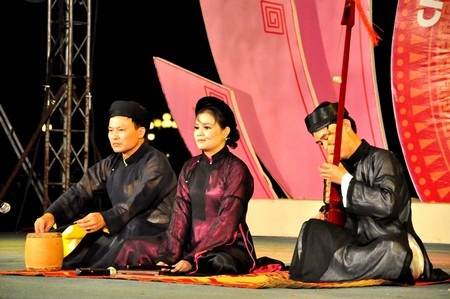 Ca trù Hát ru do nghệ sĩ đoàn Hà Nội trình bày