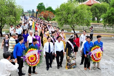 Các thí sinh hoa hậu dâng hương tại nghĩa trang liệt sĩ Điện Bàn