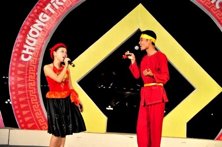 Tiết mục Cửa đóng then cài do nghệ sĩ đoàn Thanh Hóa trình bày