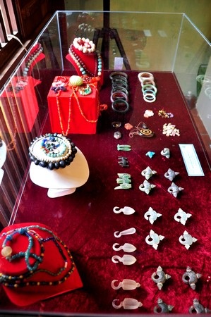 Đồ trang sức thuộc nền văn hóa Sa Huỳnh, cách nay khoảng 2.300 năm