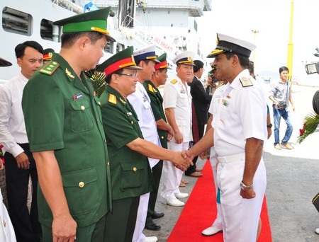 Chuẩn đô đốc Ajit Kumar P (phải) bắt tay xã giao với đại diện lãnh đạo Hải quân Việt Nam