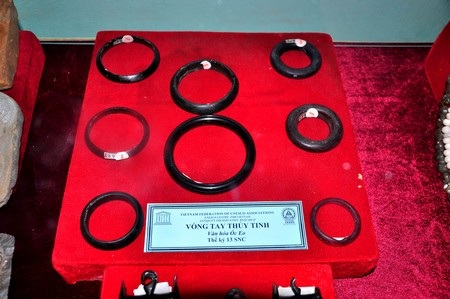 Vòng tay thủy tinh thuộc văn hóa Óc Eo thế kỷ 13