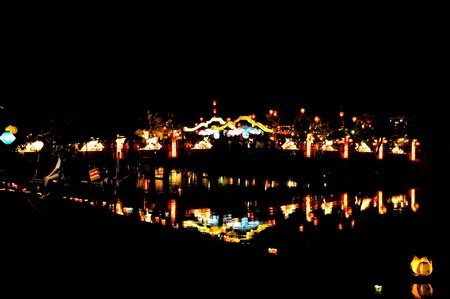 Dòng Sông Hoài lung linh với ánh đèn và hoa đăng