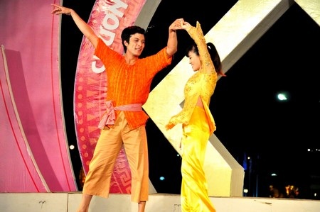 Tiết mục Ngày hội đua thuyền do đoàn Kiêng Giang trình bày