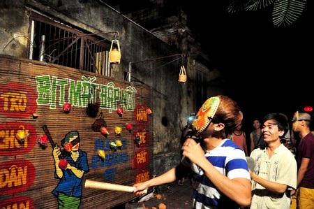 Trò chơi bịt mắt đập nồi thu hút nhiều bạn trẻ